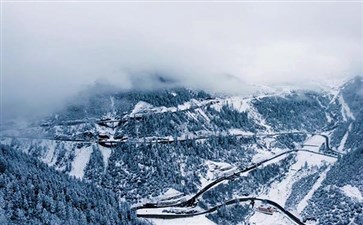 天路十八弯雪景