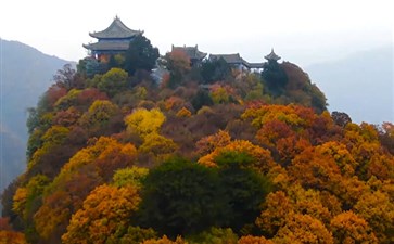 崆峒山秋季彩林