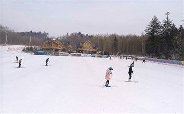 长白山和平滑雪场滑雪