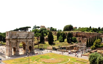 欧洲旅游：意大利罗马君士坦丁凯旋门与罗马废墟