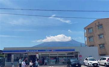 日本富士山旅游：罗森河口湖站前