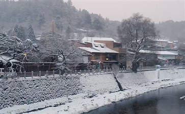 日本当地旅游：飞驒高山古街雪景
