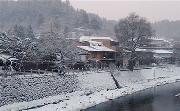 日本当地旅游：飞驒高山古街雪景