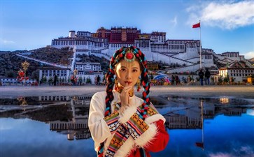 冬游西藏：拉萨布达拉宫广场藏服旅拍