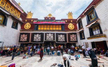 西藏旅游：拉萨八廓街大昭寺广场