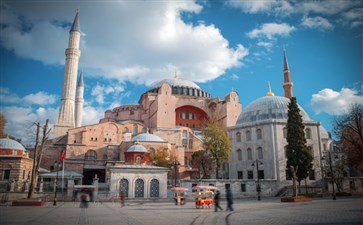土耳其旅游：伊斯坦布尔古罗马赛马场旁的圣索菲亚教堂