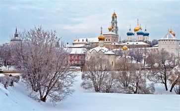 俄罗斯旅游：金环小镇谢尔盖耶夫圣三一修道院雪景