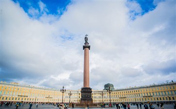 俄罗斯旅游：圣彼得堡冬宫广场矗立的亚历山大纪念柱
