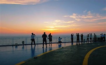 祥龙岛号邮轮海上日出