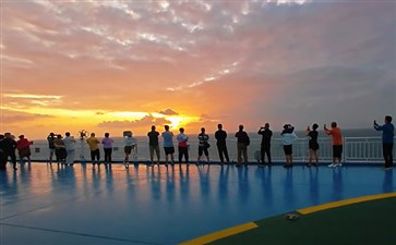 祥龙岛号邮轮海上日出