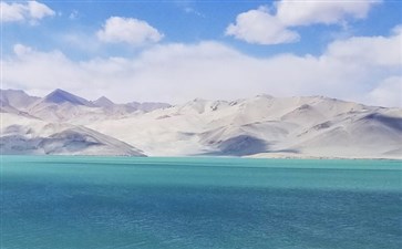 新疆帕米尔高原白沙山与白沙湖