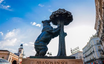 西班牙马德里太阳门广场地标熊与树莓