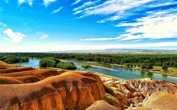 新疆旅游专列：五彩滩