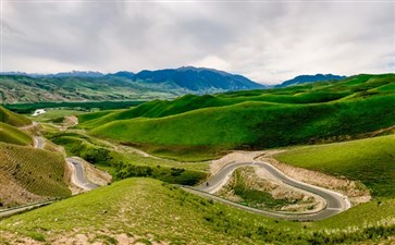 新疆旅游专列：独库公路中段