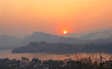老挝琅勃拉邦普西山日落