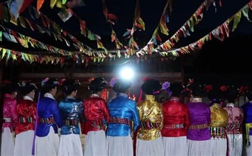 四川泸沽湖旅游：摩梭族篝火晚会