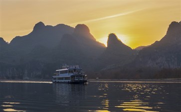 广西桂林旅游：漓江游船清晨日出