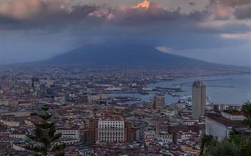 意大利那不勒斯城市风光与维苏威火山