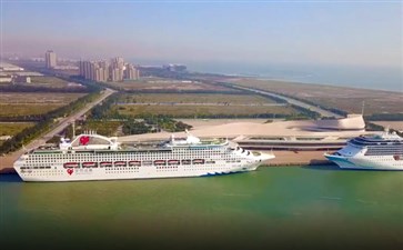 梦想号邮轮停靠天津东疆港邮轮码头