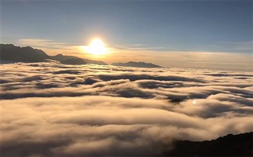 达瓦更扎日出云海