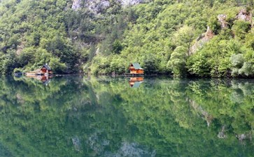 塞尔维亚德里纳河水中小屋