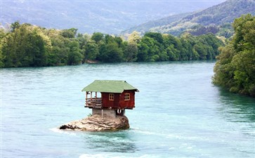 塞尔维亚德里纳河水中小屋