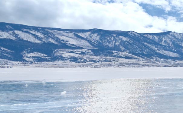 贝加尔湖冬季结冰