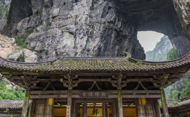 重庆到天生三桥旅游_仙女山、天坑三桥、印象武隆山水实景剧二日游<重庆武隆仙女山旅游线路，张艺谋影片《黄金甲》外景地、《变形金刚 4》中国外景地之一、世界第二大天坑群，精华全览尽！>