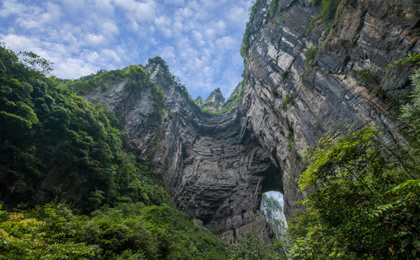 重庆出发休闲旅游_重庆到武隆玻璃眺台/天生三桥一日游<重庆周边一日游><位于海拔1128米高的悬崖上，以通透的玻璃制成，站在眺台上可将天生三硚美景尽收眼底！>