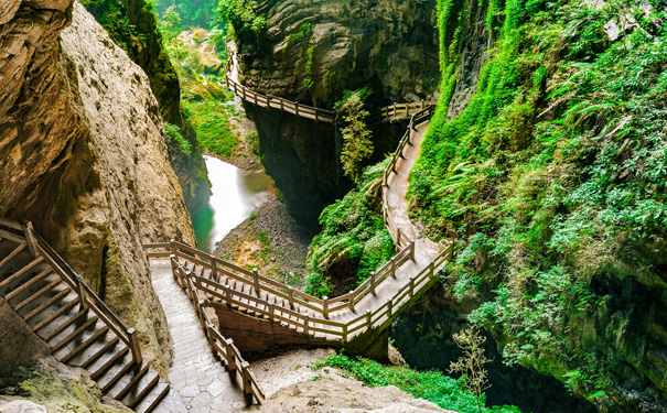 重庆到天生三桥旅游_[网红重庆]重庆市内+武隆天生三桥+地缝+九黎城二日旅游<重庆二日游，武隆天生三桥+地缝+重庆市内+彭水蚩尤九黎城精华景色，彭水住宿1晚，观看实景剧《苗祖•蚩尤》>