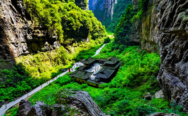 重庆到武隆旅游_重庆武隆天生(坑)三桥+龙水峡地缝一日游[常规团]<重庆武隆旅游，天坑地缝一日游，天坑三桥风景区、龙水峡地缝，已含天生三桥与龙水峡地缝换乘车费用！>