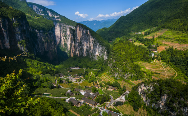 重庆到奉节旅游_重庆周边奉节小寨天坑/夔门/白帝城二日游<在秋高气爽的季节，来到人少景美的奉节，游览小寨天坑、瞿塘峡夔门、白帝城，领略自然人文之美妙！>