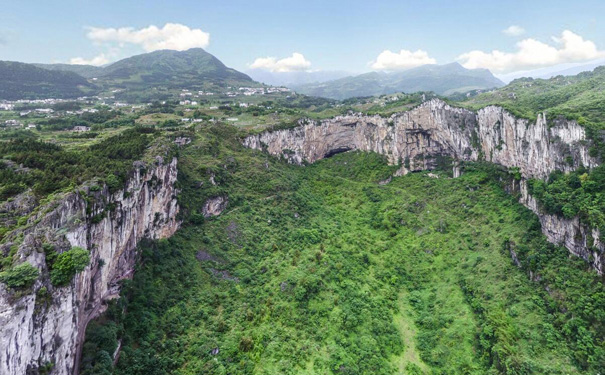 重庆出发主题旅游_四川兴文石海二日旅游[汽车往返+重庆出发]<四川兴文石海旅游，游世界地址公园、世界第一大漏斗、天泉洞、溶洞、天坑、地标石海等>