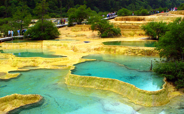 重庆出发主题旅游_九寨沟5天旅游[重庆飞红原+俄木塘花海+黄龙+房车体验]<九寨沟旅游线路，跟团游览九寨沟+黄龙，二天房车体验，草原房车住宿，游览俄木塘花海！>