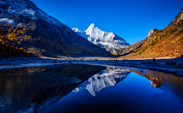 重庆出发十一旅游_[纯玩]重庆到稻城亚丁双汽5日游<稻城亚丁旅游，纯玩0购物，汽车进出饱览沿途绝美风景，摄影天堂新都桥、理塘大草原、冰川河谷、亚丁景区>