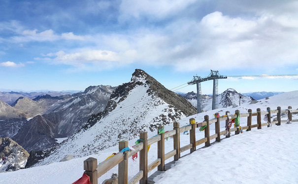 重庆出发主题旅游_达古冰川、月亮湾、花湖、若尔盖大草原双飞五日游<全球海拔最低、面积最大、年纪最年轻的冰川！>