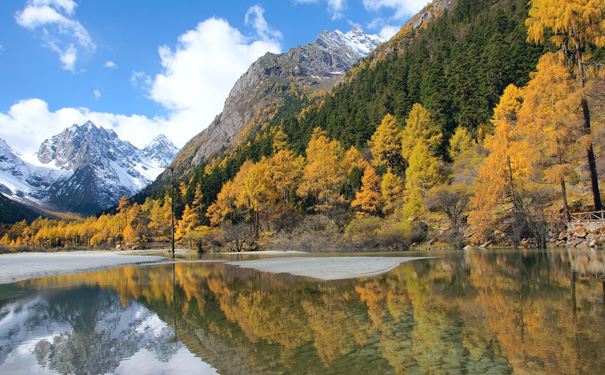 重庆出发自驾旅游_(青旅自营)川西羊茸哈德+达古冰川+米亚罗+毕棚沟4天自驾(秋季红叶游)<川西小环线自驾，醉美秋色！全程优选四星级品质酒店，赏秋季红叶、彩林、溪流、瀑布、高山草甸、冰川等>