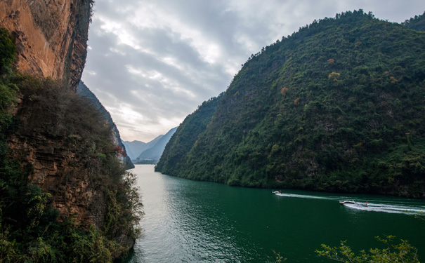 重庆出发特价旅游_[周末三峡游]重庆三峡单程三日游[重庆到宜昌]<普通三峡游船，乘坐游船游览三峡沿岸风景！>