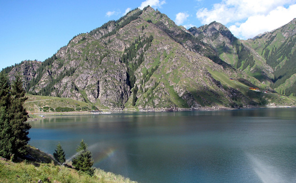 重庆出发深度旅游_新疆乌鲁木齐、喀纳斯、胡杨林、乌禾魔鬼城、天山天池、吐鲁番双卧11日游【夕阳红+北疆深度摄影游】<边走边玩、载歌载舞、一路欢声笑语；民族同欢、共享大漠绿洲风情，经典景点、实惠价格>