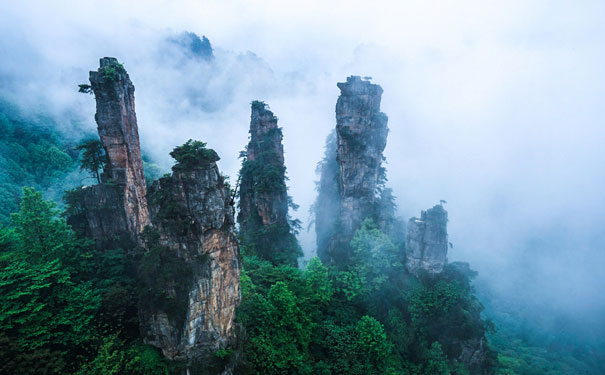 重庆出发红色旅游_张家界+凤凰古城+韶山+湖南大学双卧7日夏令营【红色夏令营旅游】<重庆夏令营，张家界+凤凰古城+韶山7天红色夏令营，挑战玻璃桥+勇攀玻璃栈道+PASSION汽车特技视觉盛宴>