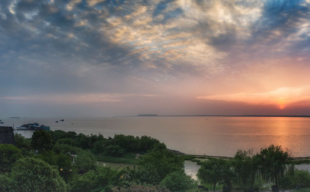 重庆到长沙旅游_[湖南夕阳红]张家界+凤凰古城+长沙韶山+洞庭湖双卧9日游<重庆到湖南张家界旅游， 烟雨张家界，洞庭天下水，岳阳天下楼，观毛主席故居，感革命精神！全程0自费！>