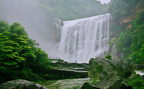 重庆到赤水旅游_[高端纯玩]赤水大瀑布+佛光岩+四洞沟+土城二日旅游[一价全含]<高端品质赤水旅游，含门票+景区内交通，1晚侏罗纪酒店+三大特色餐，全程随团进入景区讲解，配备无限耳麦>