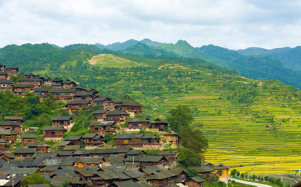 重庆周边旅游_西江千户苗寨+青岩古镇动车三日旅游<西江千户苗寨旅游动车线，醉美苗寨风光+青岩古镇游览！品尝西江特色餐：长桌宴>