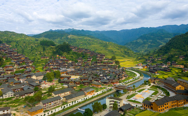 重庆出发国内旅游_重庆到贵州千户苗寨+黄果树瀑布双动4天旅行团<重庆到贵州黄果树千户苗寨旅游，动车往返，欣赏最美西江千户苗寨风景，观壮丽奇观黄果树大瀑布震撼场景！>