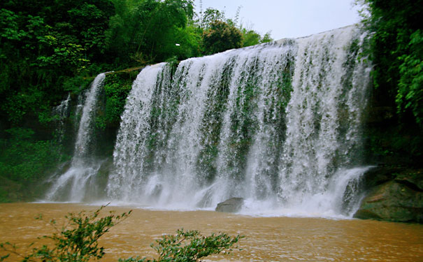 贵州赤水大瀑布+燕子岩一日游_重庆周边一日游