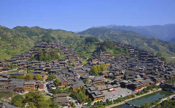 重庆到贵州旅游_贵阳西江千户苗寨、广西百色起义、巴马长寿村、德天跨国瀑布双卧单动8日游（0购物0自费）<金秋特别安排纯玩品质行程，提升住宿和餐标，让您玩儿的舒心，游的开心，住的放心；>