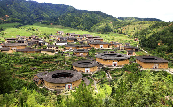 重庆到福建土楼旅游_[夕阳游]福建厦门+土楼+埭美古村双卧8天旅游[重庆发团]<夕阳红厦门旅游线路，重庆到厦门火车卧铺往返，全程0自费一价全含，赠送海鲜大锅+土楼客家家宴！>