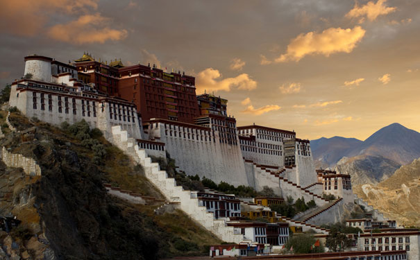 重庆到日喀则旅游_西藏拉萨、纳木措、日喀则8日游[0自费+品质西藏游]<西藏旅游品质团，去卧回飞，深入藏传佛教的圣地拉萨！全程不推荐自费项目！>