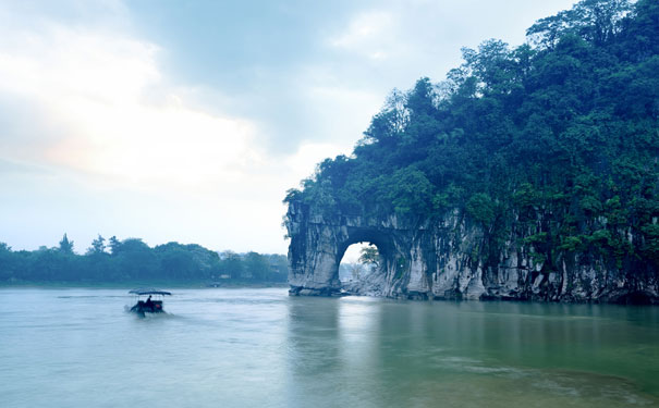 重庆到漓江旅游_[动车•桂林旅游]桂林+阳朔双动4/5日旅游团[0自费]<重庆到广西桂林旅游线路，特价旅游，打卡漓江风景区+喀斯特洞穴银子岩+古东瀑布+訾洲象山！>