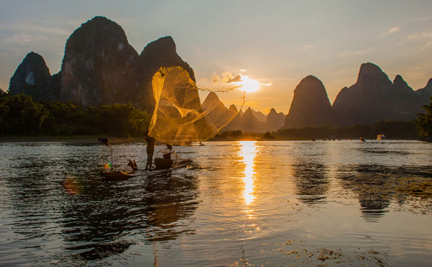 重庆出发夕阳旅游_桂林阳朔、南宁北海、梦幻漓江双卧8日夕阳游[真品质]<广西桂林旅游夕阳红团，全程美食、文化、山水融为一体，独家赠送《梦幻漓江》大型山水全景演出，并赠集体照一张>